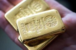 Giá vàng thế giới bất ngờ vọt lên 1.800 USD/oz, trong nước nhích chút đỉnh