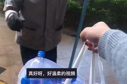 Cô gái gom chai nhựa bỏ vào túi cho bác lao công, cách ứng xử sau đó được dân mạng cảm thán: 'Quá thông minh!'