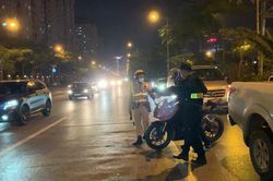 Công an Hà Nội vây bắt hàng chục đối tượng điều khiển xe máy phân khối lớn rú ga, phóng nhanh, lạng lách trên đường phố