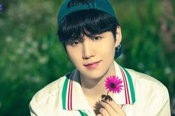 Suga BTS cuối cùng cũng xuất hiện, khoe tóc mới đỉnh cao