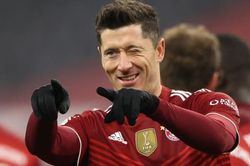 Lewandowski san bằng kỷ lục ghi bàn của Ronaldo