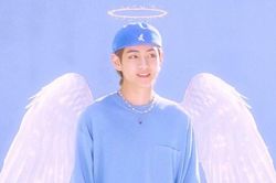 Khoảnh khắc lộ con người thật V BTS, vui nhất là cảnh che cho ARMY