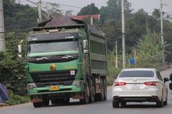 Hà Nội: Xe chở quá khổ quá tải tung hoành tại huyện Ba Vì