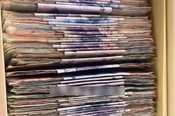 Dọn nhà thì phát hiện 'quỹ đen' của chồng trong ngăn tủ lạ, vợ có cách hành xử khiến ai cũng nể phục