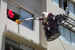 Xe cứu hỏa nâng ông già Noel lên cao để phát quà cho trẻ em Peru