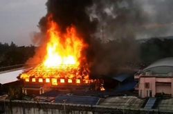 Nhà tù ở Thái Lan cháy lớn do bạo loạn vì Covid-19