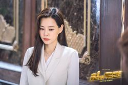 'Hoa hậu Hàn đẹp nhất thế giới' thể hiện đẳng cấp tài phiệt trong phim mới, diện toàn đồ đơn giản mà xịn sò