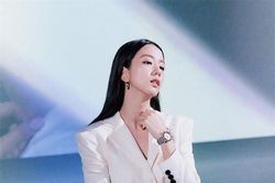 Jisoo diện toàn đồ công sở chẳng hề 'dừ' mà còn toát lên khí chất soái tỷ sang chảnh