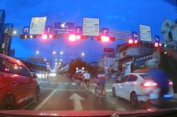 Clip: Đoàn người chạy xe đạp vào làn đường ô tô rồi ngang nhiên vượt đèn đỏ ngay ngã tư Sài Gòn