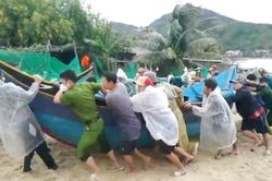 Công an xã kịp thời phối hợp kéo 10 tàu cá tới nơi an toàn