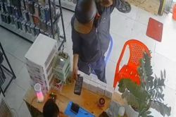 Nhân viên tiệm phụ kiện điện thoại ngủ quên bị kẻ trộm lấy mất điện thoại ngay trước mặt