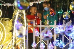 Ngôi làng hơn 100 năm tuổi ở Hà Nội lung linh như xứ sở thần tiên dịp Noel