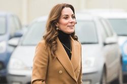 Kiểu áo khoác được Công nương Kate si mê mùa lạnh, sang đến mức Meghan cố gồng cũng chẳng thể bì kịp
