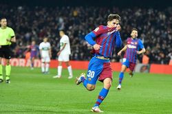 Barcelona: Messi đang phát ghen với Xavi