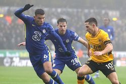 Sứt mẻ lực lượng, Chelsea xa ngôi đầu