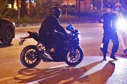 Theo chân Cảnh sát hóa trang, mật phục 'đập tan' tụ điểm nẹt pô xe ở Hà Nội