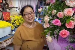 Khán giả gửi hoa chật kín nhà bố mẹ Vân Quang Long trong ngày giỗ đầu