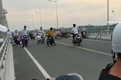 Clip: Nam thanh niên không mũ, phóng xe tông thẳng vào rào chắn trên cầu và cú ngã lộn nhào đầy đau đớn