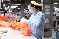 Nghịch lý buồn của ngành dệt may vì Covid-19
