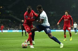 Kane - Son giúp Tottenham thoát thua Liverpool
