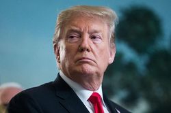 Ông Trump bị đám đông phản đối khi tuyên bố đã tiêm mũi thứ ba