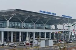 Hơn 50 bãi xe tự phát 'ăn theo' cảng hàng không quốc tế Nội Bài