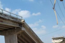 Cầu đang xây ở Cà Mau bất ngờ sập nhịp, chắn ngang sông