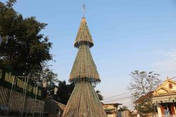 Chiêm ngưỡng cây thông, con thuyền làm từ tre nứa ở giáo xứ Vạn Lộc chào đón Giáng sinh