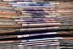Phát hiện chồng lén lút giấu cả xấp tiền, vợ có cách hành xử lạ