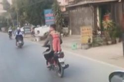 Clip: Ông bố trẻ chở con gái không đội mũ bảo hiểm 'làm xiếc' trên đường khiến ai nấy cũng thót tim