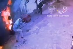 Clip: Thùng phuy đựng dầu bất ngờ phát nổ khi hàn xì, người đàn ông đứng gần bốc cháy như ngọn đuốc