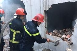 Đập tường, lấy nước hồ bơi chữa cháy kho phế liệu rộng hàng trăm mét