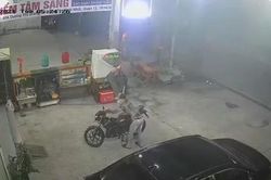 Clip 'xế xịn' vừa rửa dựng trước nhà, bị kẻ gian bẻ khóa cổ trộm mất
