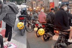 Thanh niên thấy bé gái bán hàng rong run cầm cập lập tức dừng xe, hành động sau đó ai cũng ngỡ ngàng!