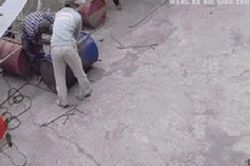 Kinh hoàng clip người đàn ông bùng cháy như ngọn đuốc vì thùng phuy bất ngờ phát nổ