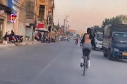 Đi đạp xe, cô gái ăn mặc hở hang làm netizen 'nóng mắt'