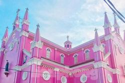 Nhà thờ màu hồng nổi bật giữa làng quê Nghệ An