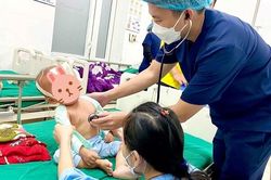 Bé 16 tháng tuổi chấn thương nguy kịch do bị cột bê tông đổ vào người