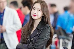 Học sao Hàn lên đồ với áo khoác da vừa năng động vừa sang chảnh