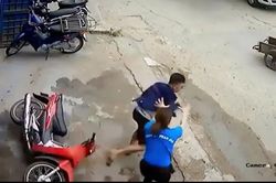 Clip: Nam thanh niên 'co cẳng' bỏ chạy rơi cả dép khi bị cô gái bắt quả tang trộm xe máy