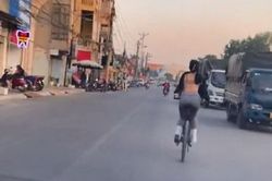 Ăn mặc 'mát mẻ' đi đạp xe giữa mùa đông, cô gái bị 'ném đá' dữ dội