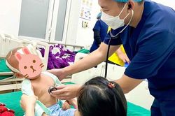 Bé 16 tháng tuổi bị khối bê tông đè lên người