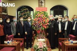 Lãnh đạo thành phố thăm, chúc mừng lễ Thiên Chúa Giáng sinh 2021