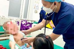 Bê tông đè lên người bé 16 tháng khiến xương sườn đâm thủng màng tim