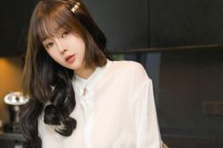 Nhức mắt nàng hot girl diện đồ kín đáo nhưng tạo dáng phản cảm
