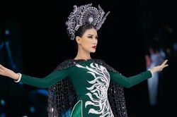 Gặp sự cố khi trình diễn áo dài, Trang Trần bản lĩnh xử lý