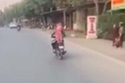 'Thót tim' cảnh ông bố để con nhỏ ôm cổ phóng xe băng băng trên đường