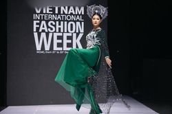 Trang Trần gặp sự cố với áo dài ở Tuần lễ thời trang