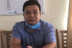 Thanh niên lái ôtô vào quán cà phê cậy cốp xe máy lấy nhiều tiền, vàng