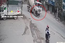 Clip: 'Đứng tim' cảnh nam thanh niên thoát nạn trong gang tấc khi đi vào điểm mù của xe bồn